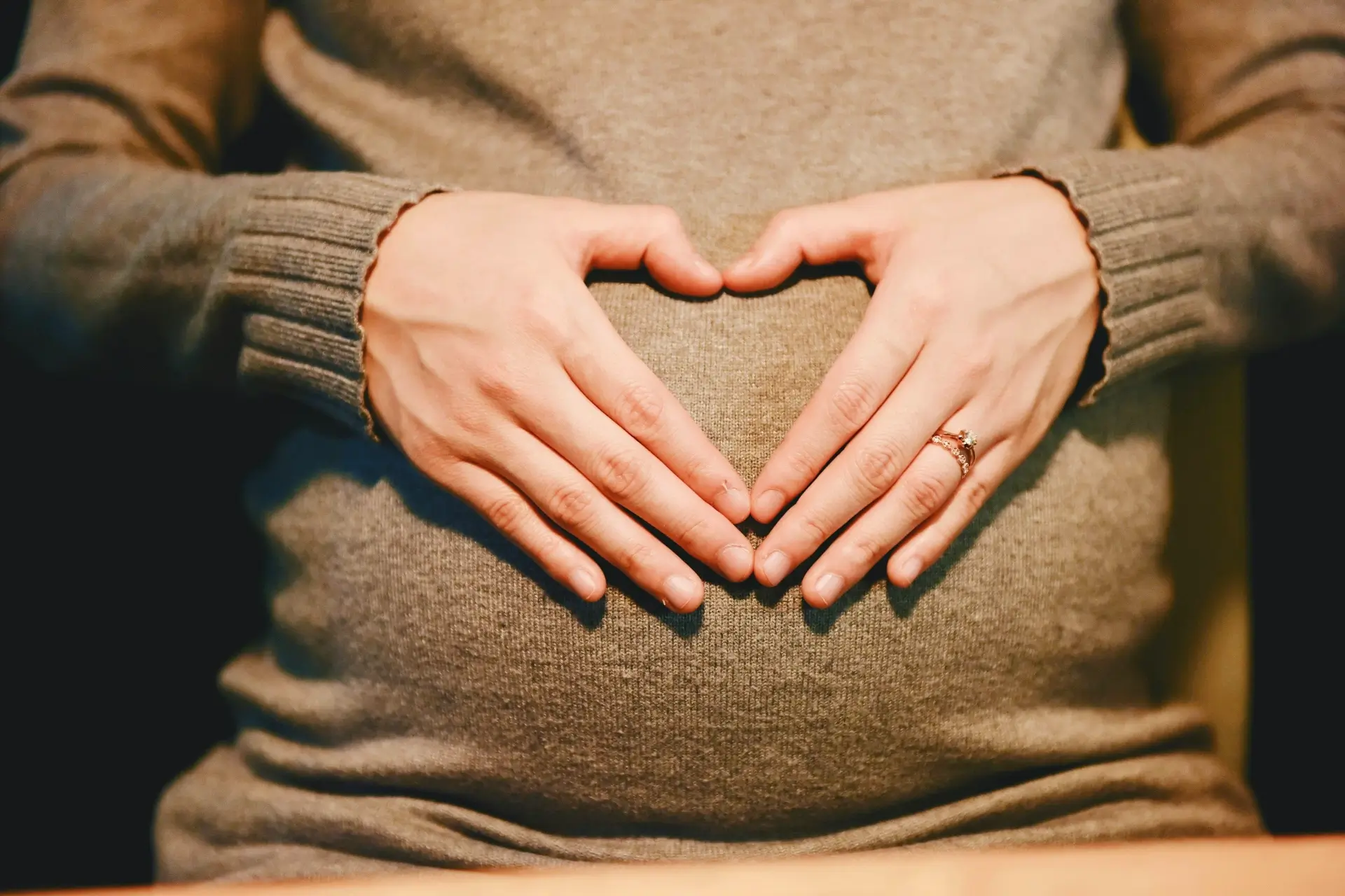 Pränale heilen Teil 1 Foto schwangere Frau in braunem Pullover